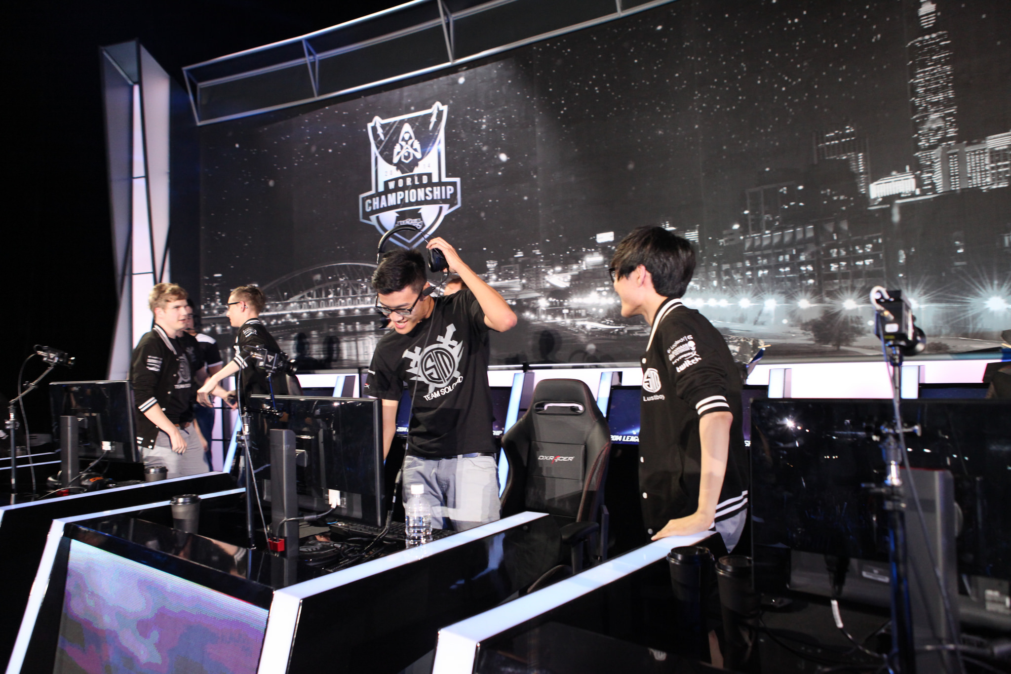 新边路四虎崛起！重装战士携黄盾制霸对抗路，持续作战能力登顶T0